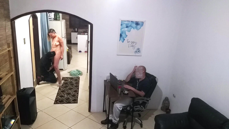 Gabi SweetCouplesStories: Enquanto o marido trabalha, a esposa em uma toalha saúda...