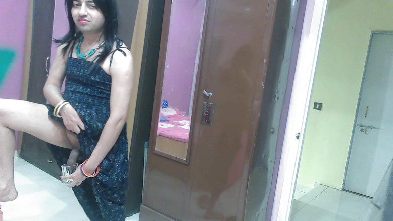 Cute & Nude Crossdresser: Calda sissy travestito effeminato dolce lecca-lecca pissing in Un bicchiere...