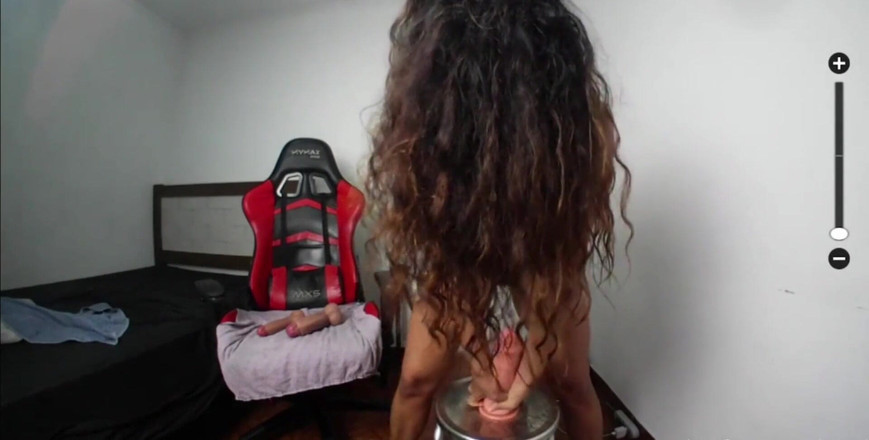 Michelle sex hard: 角質ベネズエラの売春婦は音楽の音にディルドに乗る