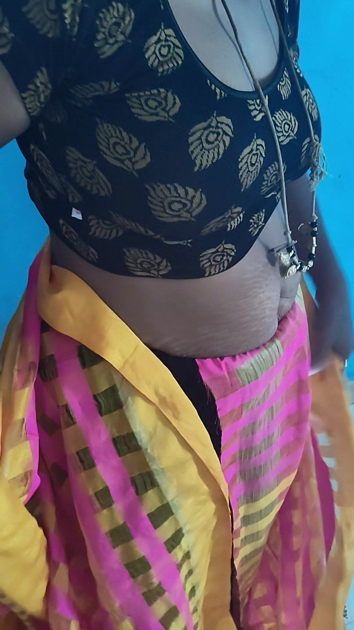 Tamil lesbian: Geklede Desi met grote kont en borsten