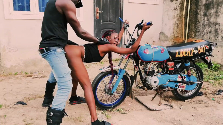 Home Alone: Sexy petite motociclista Vera Seduz Bollocks BBC para foder em...