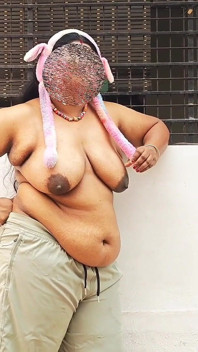 saphed top aur heyar baind pahni chhoti desi larki kaimre ke lie nagn ho rahi hai
