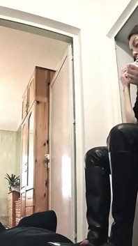 Sigara içiyor ve aşağılıyor