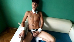Idmir Sugary: Tetovaný Twink v kostýmu porno Honění a Stříkání - Casting