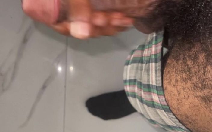 HornyVille Gay: Urmărind filme porno și masturbându-se