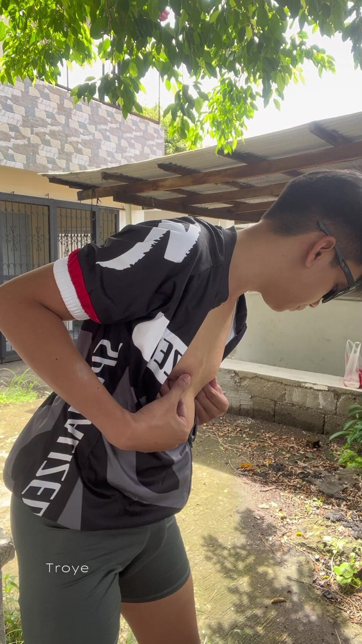 Troye_AsianPinoy: Napalony chłopiec rowerzysta na zewnątrz masturbacja