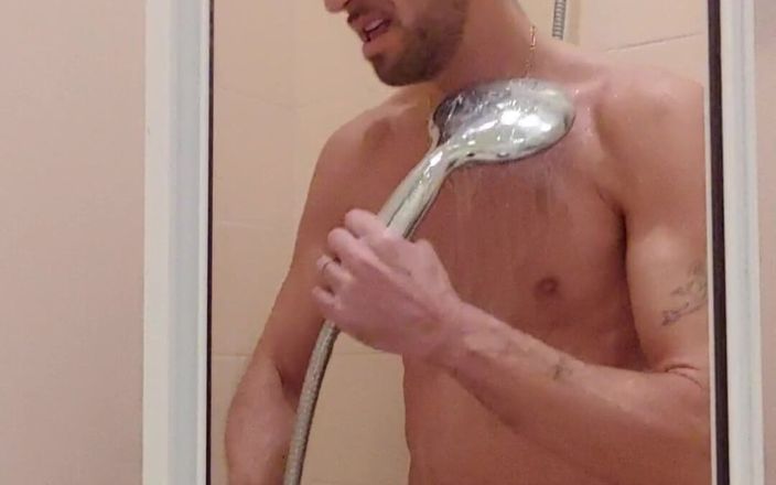 Boy jerking off: Dime, ¿te ducharías conmigo?
