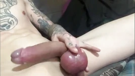 Solo jovem com tatuagens se masturbando pau