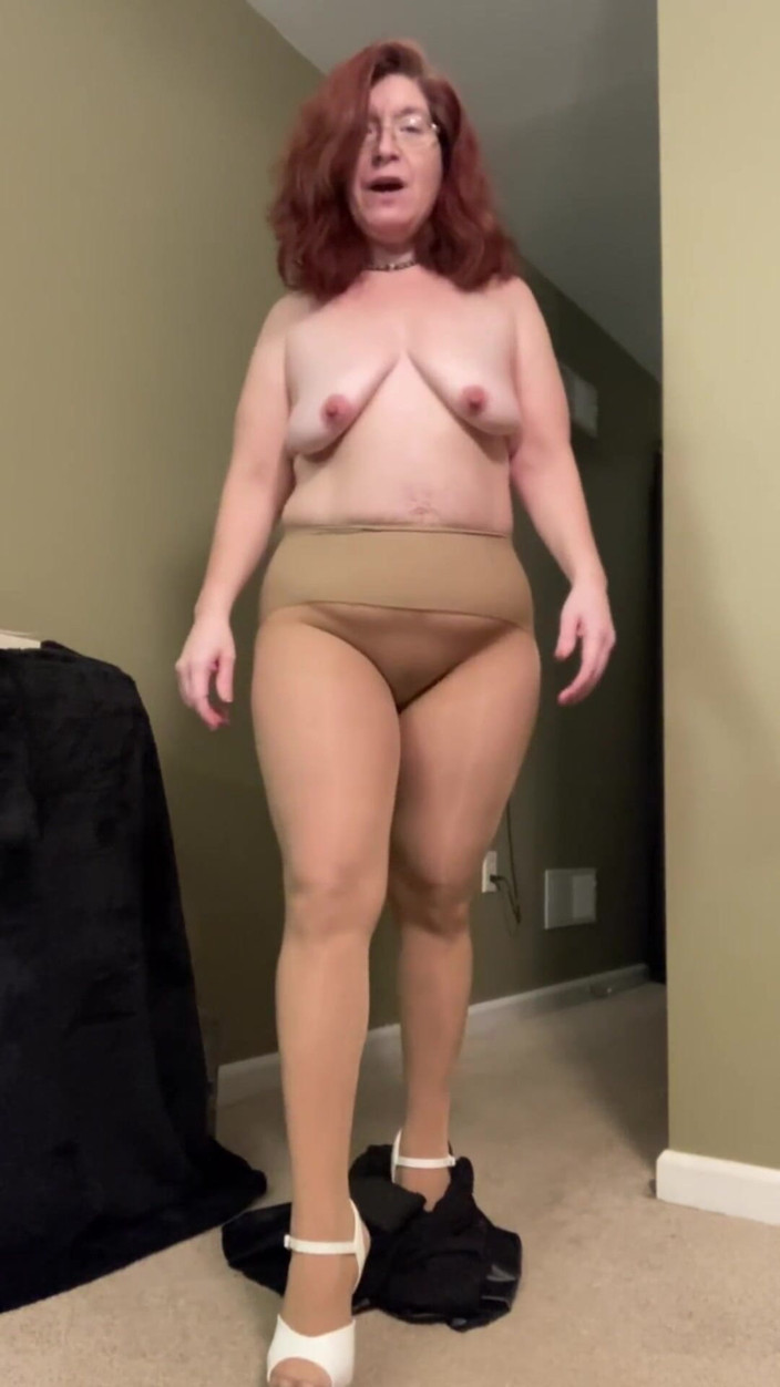Elianna: Caliente madura chorrea en pantimedias bronceada