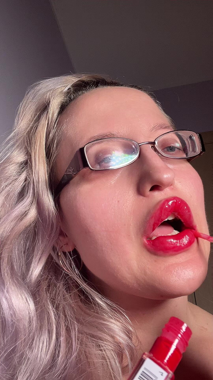 FinDom Goaldigger: 丰满的眼睛巨乳假阳具口交lipgloss joi