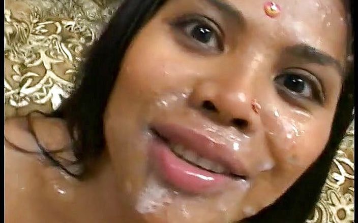 Indian Goddesses: Збуджені чуваки розбивають вантажівку з йогуртом на обличчі красивих індійських шлюх Рані Хан після розбещеної груповухи