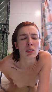 Pixie Pink orgasmy ve vaně pomocí sprchové hlavice!