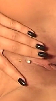 Matură sexy blondă tatuată suportă cleme intense pentru sfârcuri în robie