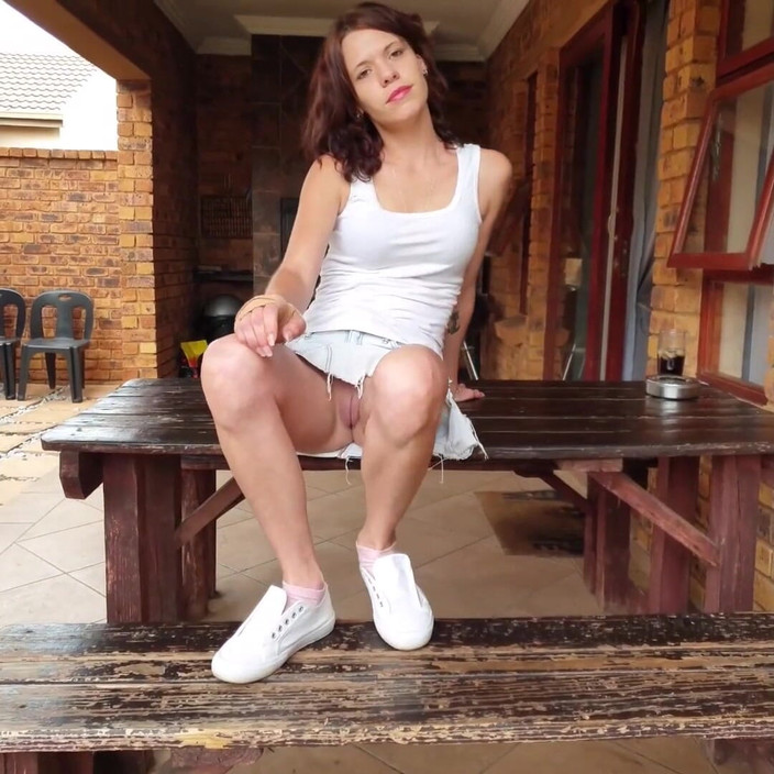 domslutfucker: 細身の小柄なスラットがミニスカートで小さな秘部を見せる