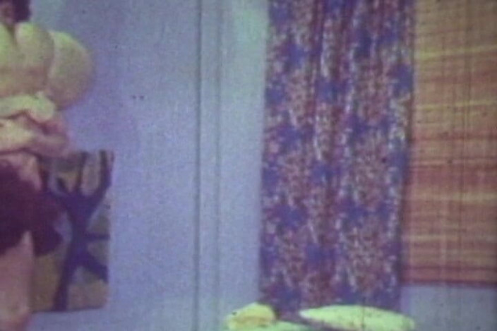 Vintage Life: Retro kudrnatá brunetka klasika s vintage vášní v ložnici