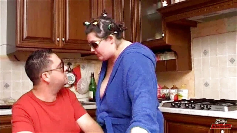Vere Casalinghe Italia.: Fat guys fuck each other in the kitchen while others...