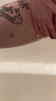 セクシーな、スキニーティーンはシャワーで彼女の滑りと遊ぶ