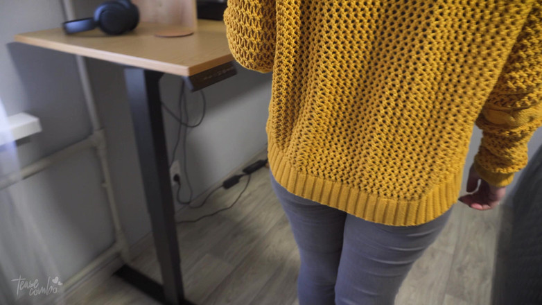 Teasecombo 4K: Het sekreterare i tighta jeans retar röv med synliga trosor