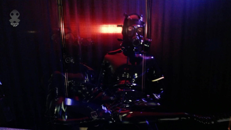 Rubberboy: İşeyen eşcinsel rubberdrone