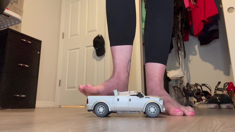 Peppermint Giantess: 16 英尺大小的卡车粉碎