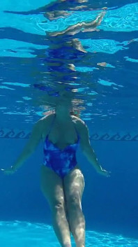 Mit Neuem Badeanzug Im Pool