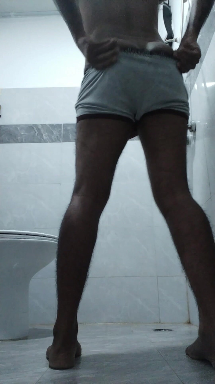 Liam Brandon: Khoe mông