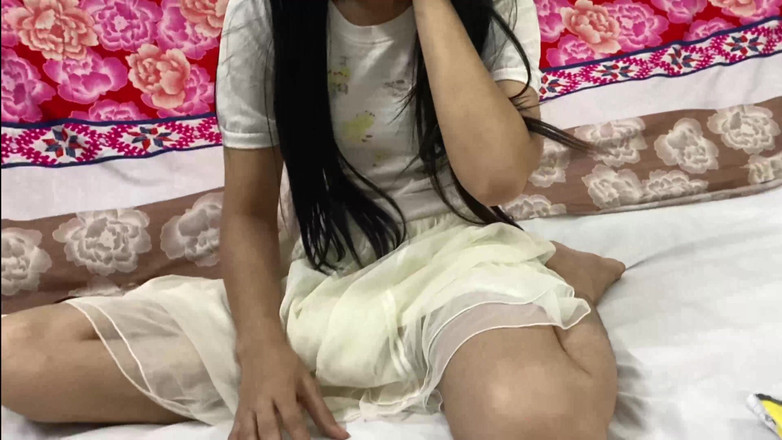Desifilmy45: 処女の女の子は、授業の先生の太いチンポを見て、彼女のマンコをファックするように頼みました