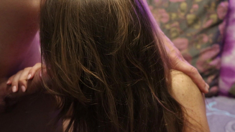 AnnaHomeMix: Hottie gibt der freundin ihres ehemanns einen blowjob und schluckt...