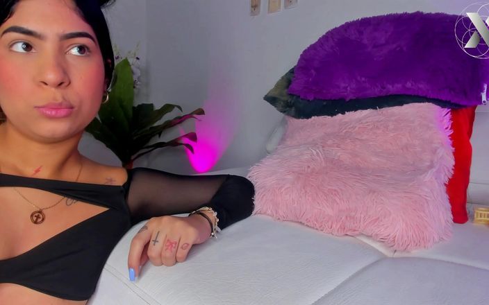 Squirt rain: 热辣的女同性恋辣妹舔她们紧致的阴户