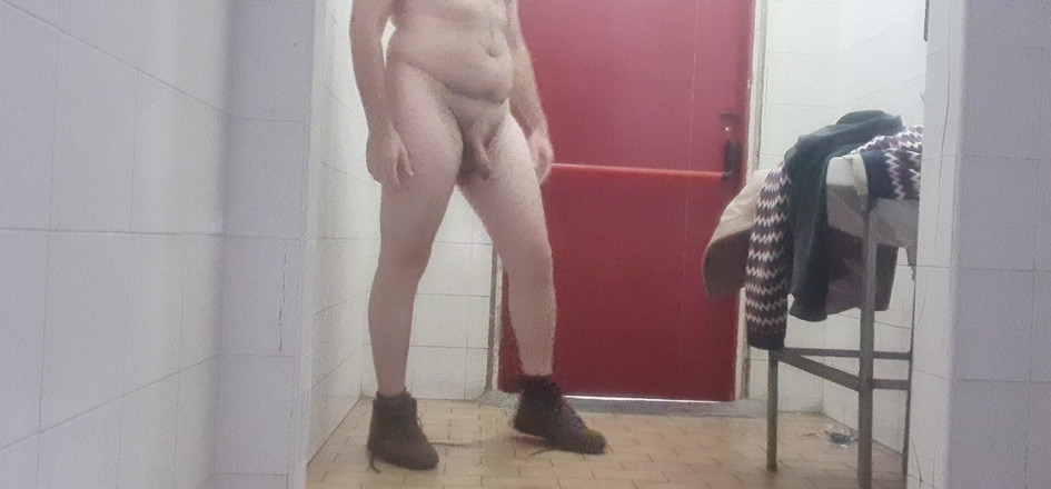 Mirko2589: Nudo in Un Bagno Pubblico