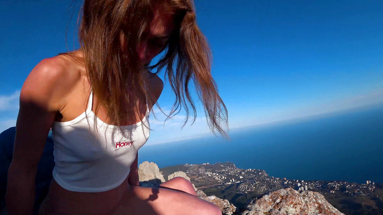 Mia Bandini: 崖の上で危険な性交