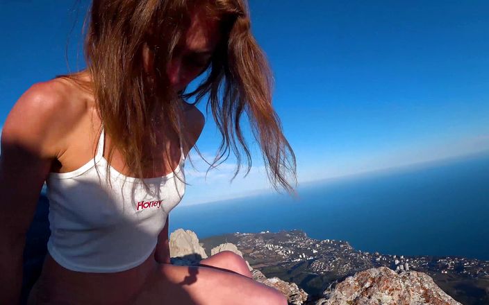 Mia Bandini: Risky fuck on a cliff