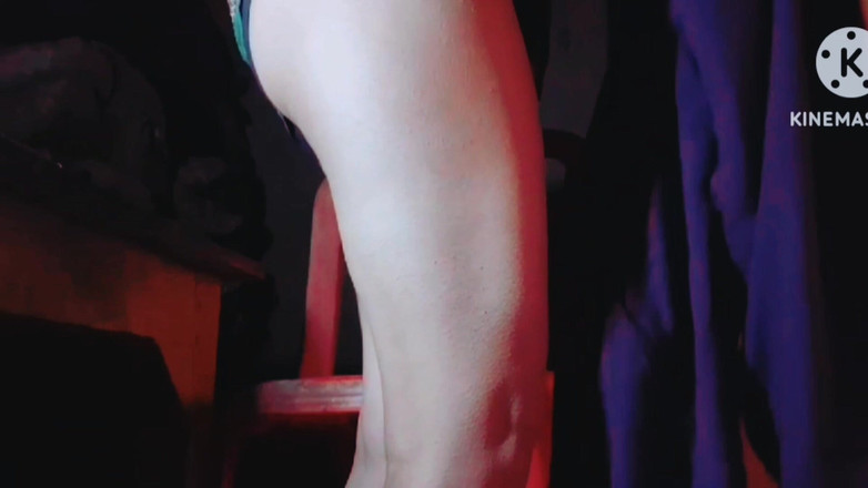 TricolorMusic3: Gezien de dikke sterke pik, was ik naakt en masturbeerde,...