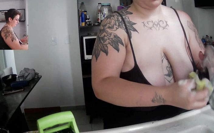 Luci Fever: Tattoed milf lavando a louça com decote demais