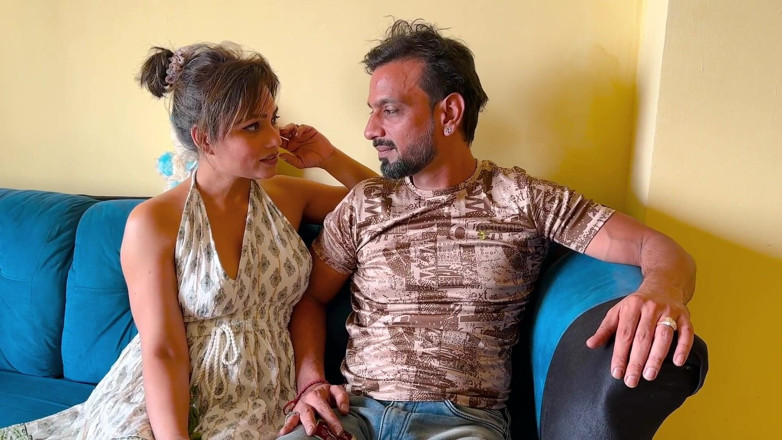 Next short: Une jolie Indienne séduit son propriétaire et couche avec lui