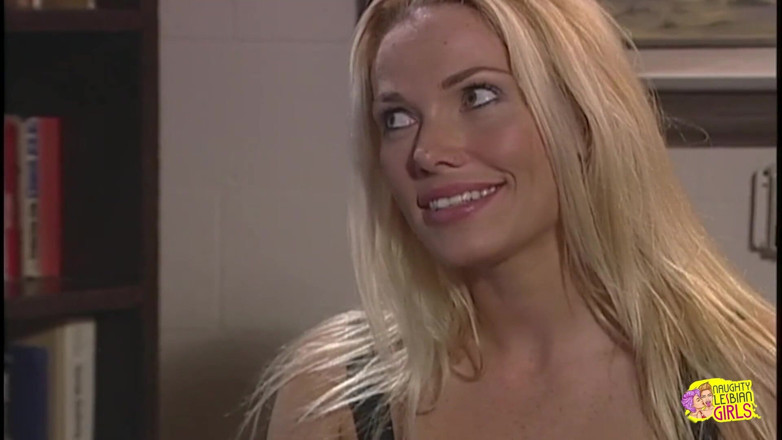 Naughty Lesbian Girls: Si blonde cantik dengan kawannya menjilat pepek dan mencium pantat...