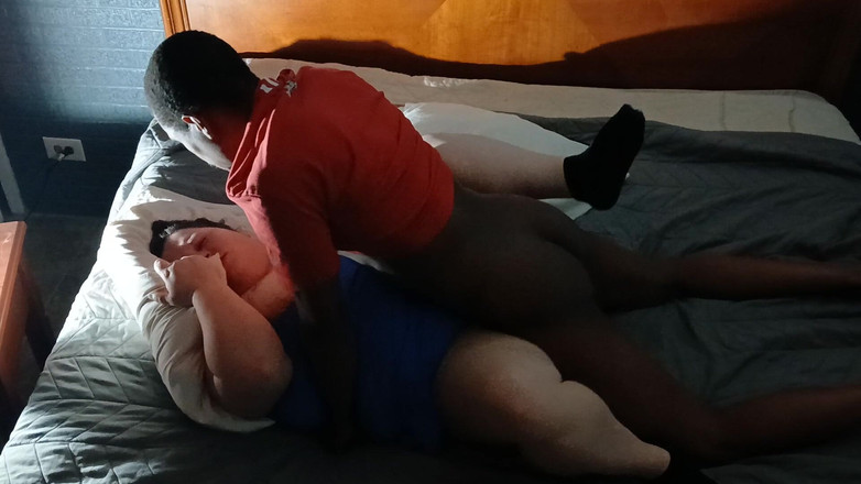 Big uhaul: Culona trabaja una gran polla chupando y montando una zorra...