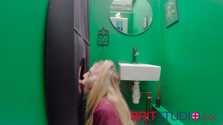 Brit Studio: Глоріхол: 18-річна студентка смокче член