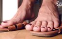 Czech Soles - foot fetish content: Versleten sandalen, blote voeten en schoen bungelende pov