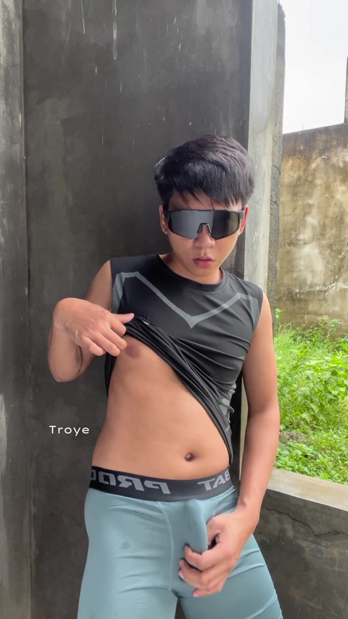 Troye_AsianPinoy: Ik heb iemand nodig die mijn sexy lichaam aanraakt