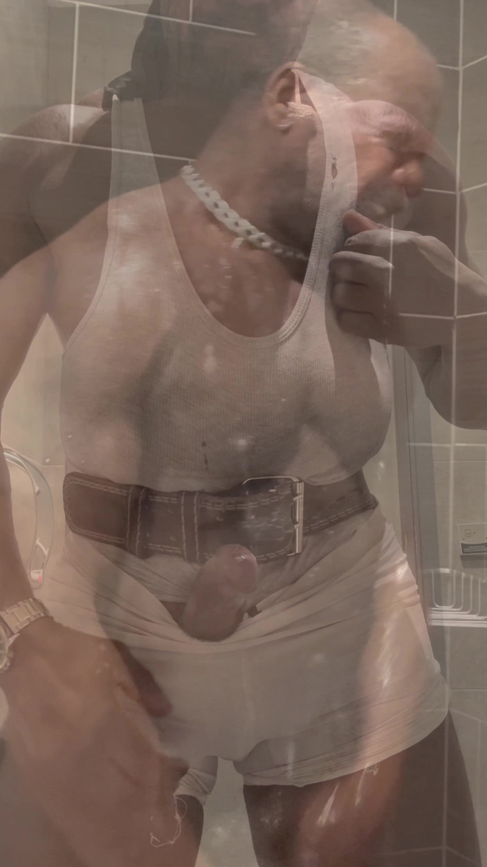 Black mature muscle Brody Richardson: Czarny Tata Mięśni Ujawnia Singlet Bate Spust Po Siłowni Prysznic