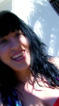 Napalona milf Raquel zerżnięta przez sąsiadów z grubym kutasem