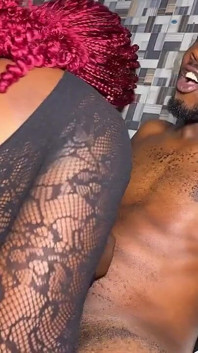 Tjock Baddie Morez sträckt på en soffa