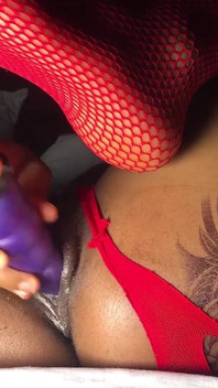 Doce e sexy menina se divertindo com seu pau caseiro