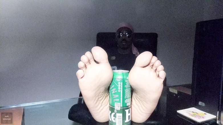 Soft Soleman: Under natten visar jag mina sulor i skrivbordet (2025)