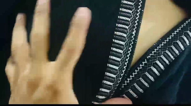 Arabicqueen: Indiana professora pressiona muçulmana hijaby menina peitos