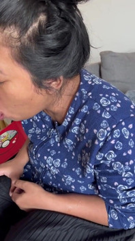 La moglie indonesiana succhia il cazzo bianco