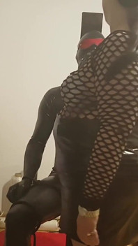 Fétiche sous la douche dorée - une dominatrice mature s’enfile une esclave en latex