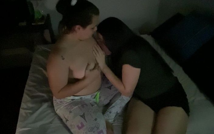 Zoe &amp; Melissa: Chịch cắt kéo đồng tính nữ mạnh bạo trước khi đi ngủ