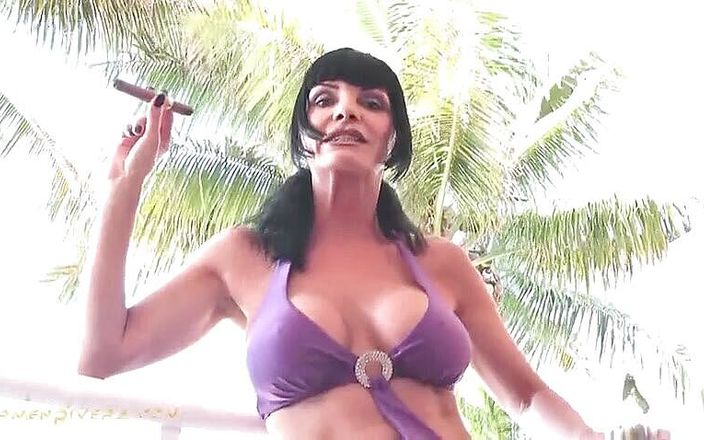 Carmen Rivera Entertainment: Çarpıcı Carmen Rivera puro içiyor ve açık havada işiyor
